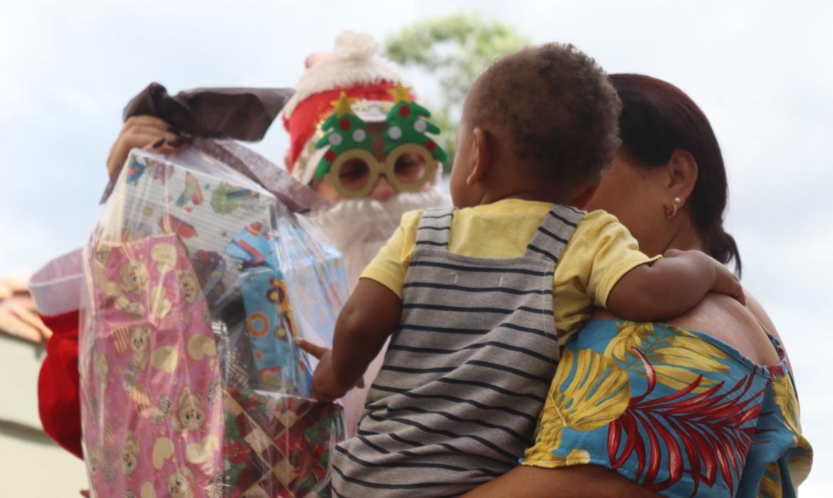 Chegada do Papai Noel emociona crianças e adolescentes da Casa de Acolhimento Recriando Vidas