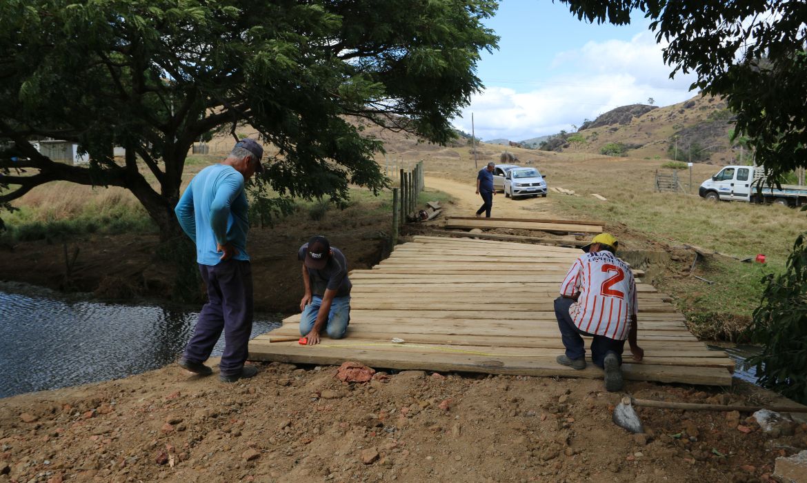 Prefeitura de Aracruz finaliza serviços de reforma e manutenção na ponte do Monte Serrat e no Morro do Guidethi