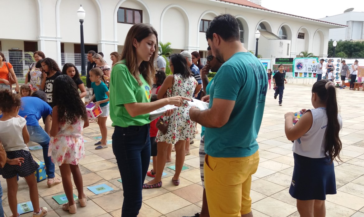 Aracruz Sustentável: famílias recebem orientações sobre coleta seletiva