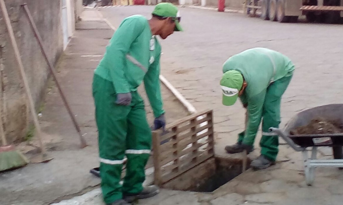 Prefeitura realiza limpeza de bueiros na cidade