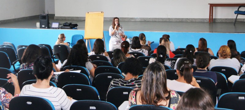 Comissária da Infância e Juventude Lívia Valle Paulino realiza palestra no 3º Curso de Formação do Calendário PSE 2017