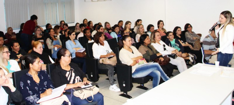 Especialista em séries iniciais e administração escolar palestra na 6ª formação do “Programa Saúde na Escola” (PSE)